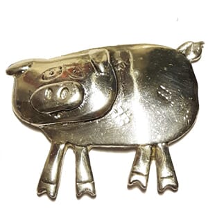 Brosje med grisemotiv