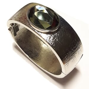 Armbånd med fasettert glass-sten