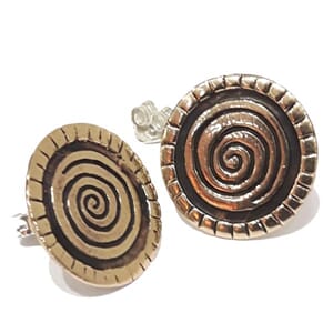 Ørestuds i bronse med spiralmotiv