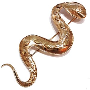 Brosje i bronse med slangemotiv