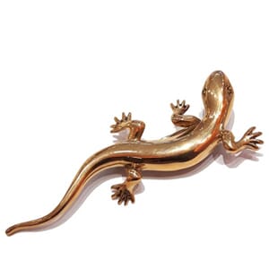 Brosje i bronse med gekkomotiv
