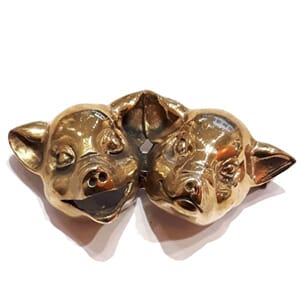 Brosje i bronse med grisemotiv