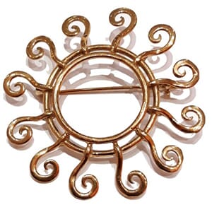 Brosje i bronse med solmotiv