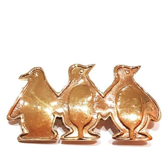 Brosje i bronse med pingvinmotiv