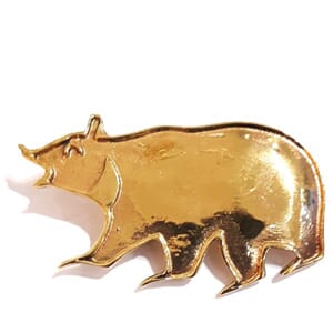 Brosje i bronse med isbjørnmotiv