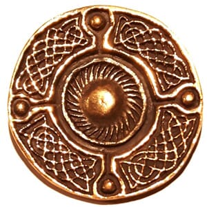 Brosje i bronse med skjoldmotiv