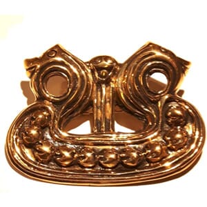Brosje i bronse med vikingskip-motiv
