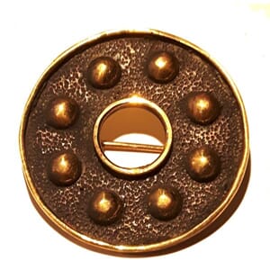 Brosje i bronse med skjoldmotiv