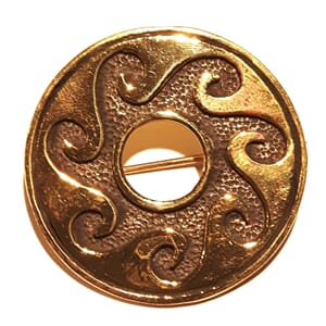 Brosje i oksydert bronse med skjoldmotiv