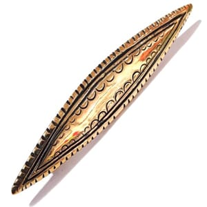 Brosje i bronse med båtform