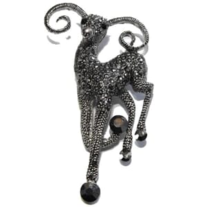 Brosje med steinbukkmotiv