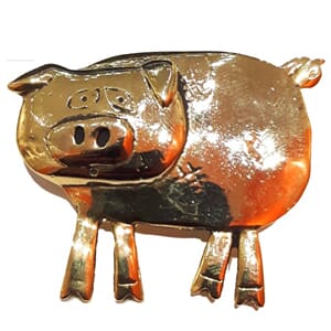 Brosje med grisemotiv