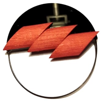 Brosje i plexiglass og tre