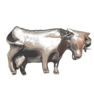 Brosje i sølv med kumotiv