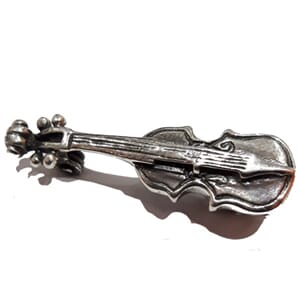 Brosje i sølv med felemotiv