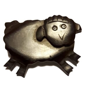 Brosje med sauemotiv