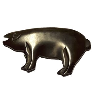 Brosje med grisemotiv