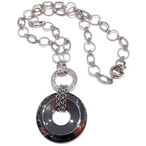 Lang halskjede med hematittanheng