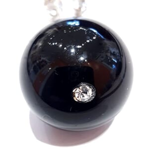 Lang halskjede med kunstperle og Swarovski krystall