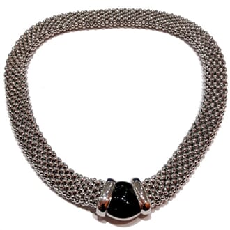 Halssmykke med magnetlås og sort emalje