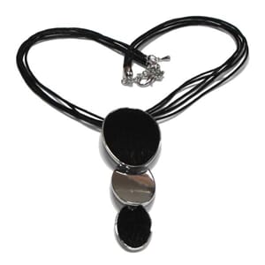 Halssmykke med kuskinn