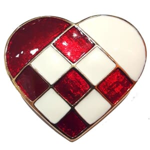 Brosje med julekurv motiv