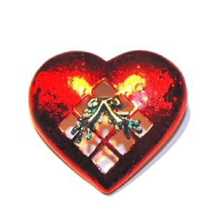 Brosje med hjertemotiv