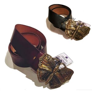 Håndlaget belte med sommerfugl-spenne