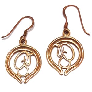 Øredobber i bronse med barn i magen-motiv