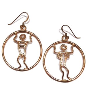 Øredobber i bronse med mann og kone-motiv