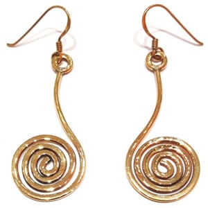 Øredobber i bronse med spiralmotiv