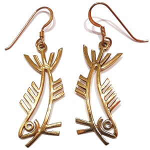 Øredobber i bronse med fiskemotiv