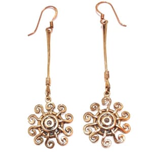 Øredobber i bronse med solmotiv