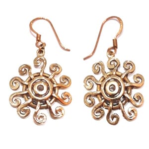 Øredobber i bronse med solmotiv
