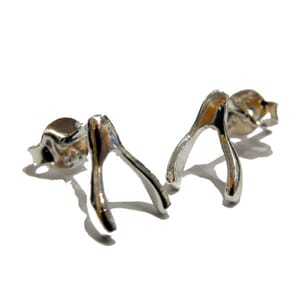 Ørestuds i sølv "wishbone"