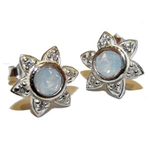 Ørestuds i sølv med blomstermotiv