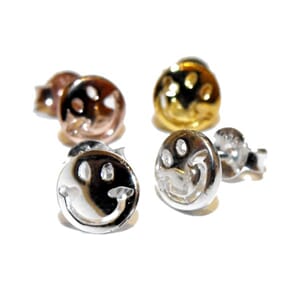 Ørestuds i sølv med smilefjes