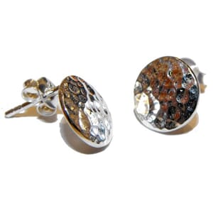 Ørestuds i sølv med hamret rondel