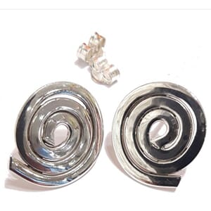 Ørestuds i sølv med spiralmotiv