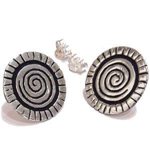 Ørestuds i sølv med spiralmotiv