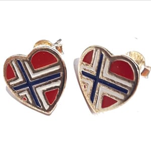 Ørestuds i sølv med norske flagg motiv
