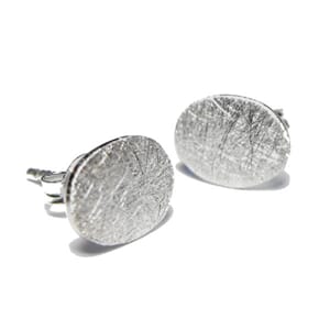 Ørestuds i sølv med oval rondel