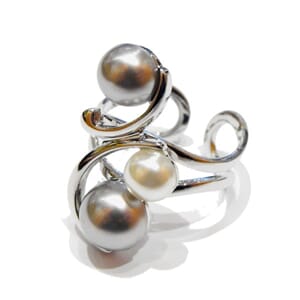 Åpen ring med kunstperler