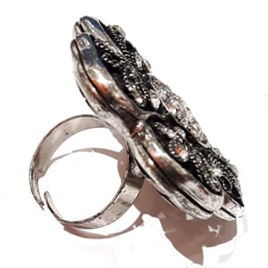 Åpen ring med blomstemotiv