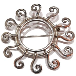 Brosje i sølv med solmotiv