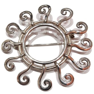 Brosje i sølv med solmotiv