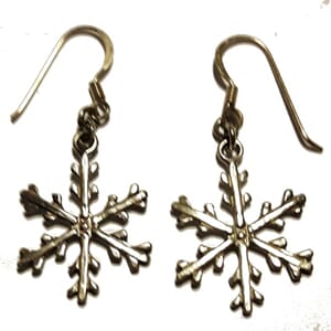 Øredobber i sølv med snøkrystallform