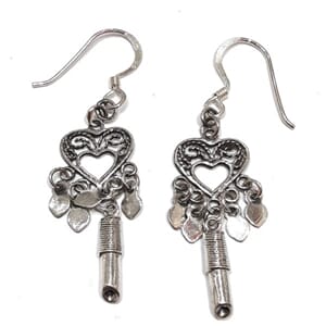 Øredobber i sølv med hjertemotiv