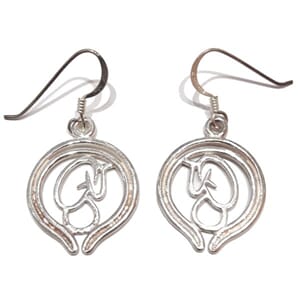 Øredobber i sølv med barn i magen-motiv