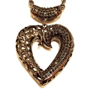 Anheng med lang kjede og hjertemotiv